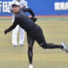 キャッチボールするロッテ・坂本光士郎［撮影＝岩下雄太］