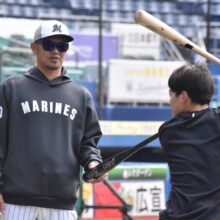 福浦コーチが見守る中打撃練習するロッテ・友杉篤輝［撮影＝岩下雄太］