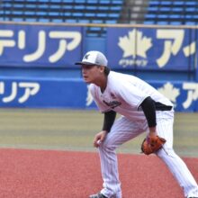 ファーストで守備練習するロッテ・石川慎吾（撮影＝岩下雄太）