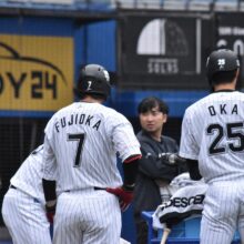 ライブBP前の藤岡裕大（左）と岡大海（右）（撮影＝岩下雄太）