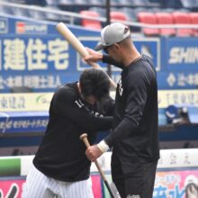 ロッテ・福浦コーチから打撃指導を受けるロッテ・上田希由翔［撮影＝岩下雄太］