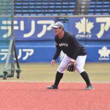 セカンドで守備練習するロッテ・池田来翔［撮影＝岩下雄太］