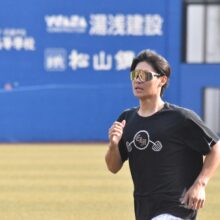 ランニングするロッテ・藤原恭大［撮影＝岩下雄太］