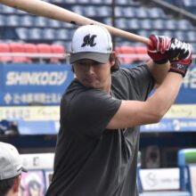 ZOZOマリンスタジアムで打撃練習を行ったロッテ・藤岡裕大［撮影＝岩下雄太］