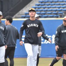 ZOZOマリンスタジアムの秋季練習に合流したロッテ・富山紘之進［撮影＝岩下雄太］