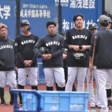 走塁練習後のロッテの選手たち［撮影＝岩下雄太］