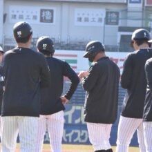 走塁練習中のロッテの選手たち［撮影＝岩下雄太］