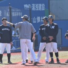 走塁練習中のロッテの選手たち［撮影＝岩下雄太］