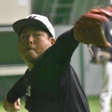 キャッチボールするロッテ・澤田圭佑［撮影＝岩下雄太］