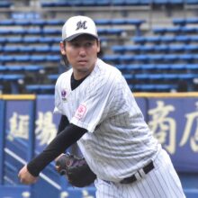 キャッチボールするロッテ・高野脩汰［撮影＝岩下雄太］