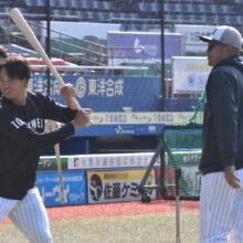 福浦コーチが見守る中、打撃練習するロッテ・上田希由翔［撮影＝岩下雄太］