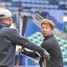 打撃練習中、福浦コーチと会話するロッテ・大下誠一郎［撮影＝岩下雄太］