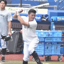 打撃練習するロッテ・植田将太［撮影＝岩下雄太］