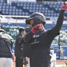 打撃練習するロッテ・髙野光海［撮影＝岩下雄太］