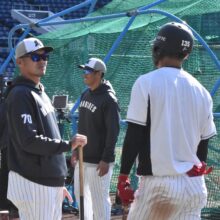 打撃練習中に福浦コーチから声をかけられるロッテ・髙野光海［撮影＝岩下雄太］