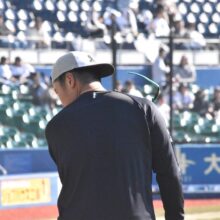 スローイング練習後に打撃練習するロッテ・松川虎生［撮影＝岩下雄太］