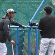 打撃練習中、話し合う栗原健太コーチと上田希由翔［撮影＝岩下雄太］