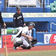 守備練習するロッテ・植田将太［撮影＝岩下雄太］