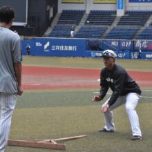 ロッテ・勝又琉偉に自ら手本を示す三木亮コーチ［撮影＝岩下雄太］