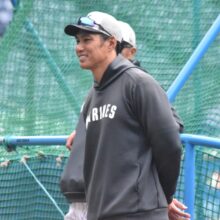 ロッテ・富山紘之進の股割りティーを見守る栗原健太コーチ［撮影＝岩下雄太］