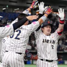 侍ジャパン、逆転勝利で連覇へ前進　牧が決勝のグランドスラム、国際大会26連勝！