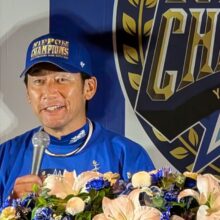 DeNA・三浦監督「最高の気分でした」横浜の夜空に5度舞った！