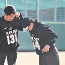 トレーニングを行うロッテ・茨木佑太（左）と宮崎竜成（右）［撮影＝岩下雄太］