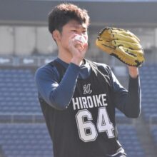 キャッチボールするロッテ・廣池康志郎［撮影＝岩下雄太］