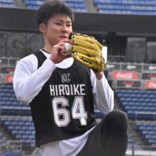 キャッチボールするロッテ・廣池康志郎［撮影＝岩下雄太］