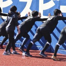 フェンスを使ったトレーニングをするロッテの新人選手たち［撮影＝岩下雄太］