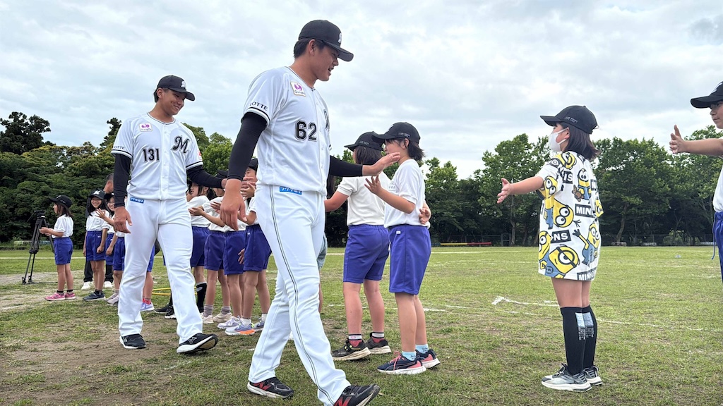 ロッテ、坂井と茨木が君津市内の保育園・小学校を訪問