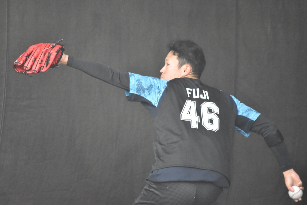 ロッテドラ5・冨士隼斗「今日は寒かったのもありますし…」新人合同自主トレ3度目のブルペン入り