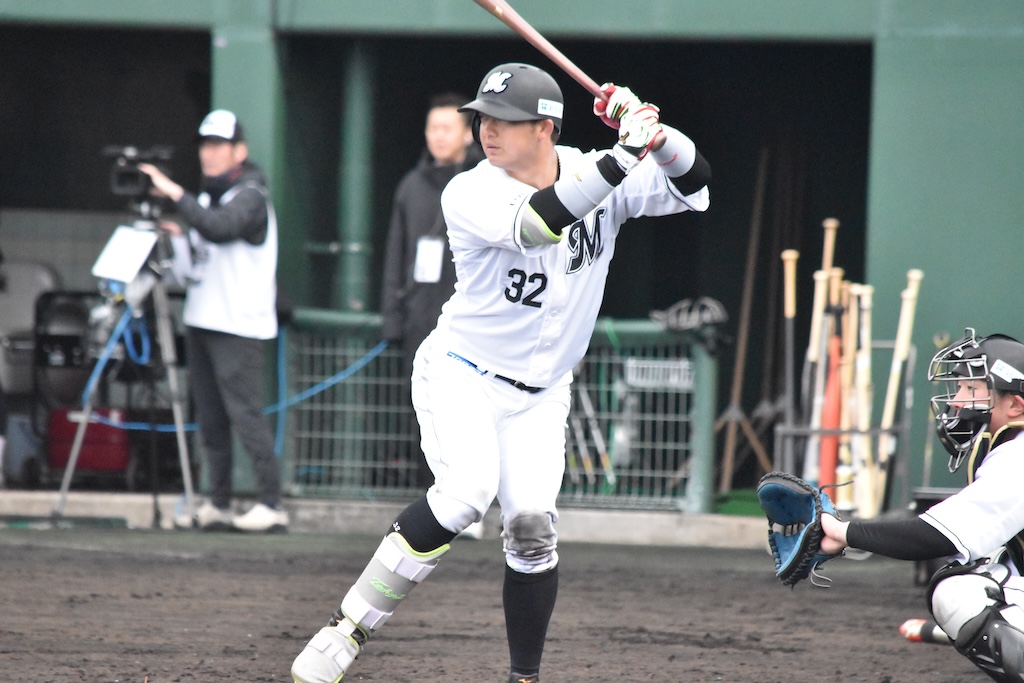 躍動の5月ーー攻守にチームを引っ張るロッテ・佐藤都志也