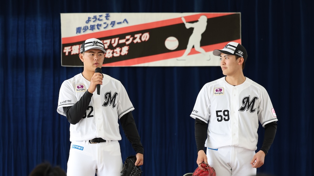 ロッテ、早坂と坂井が「石垣市青少年センター」を訪問　