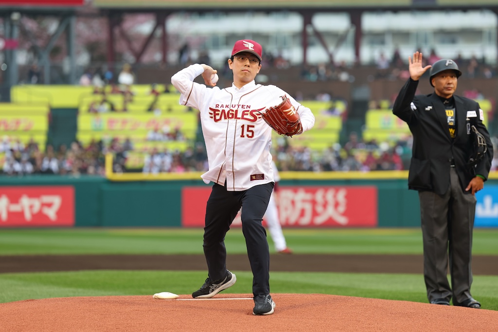 楽天、一力遼さんが始球式「スタジアム全体の熱気を感じました」