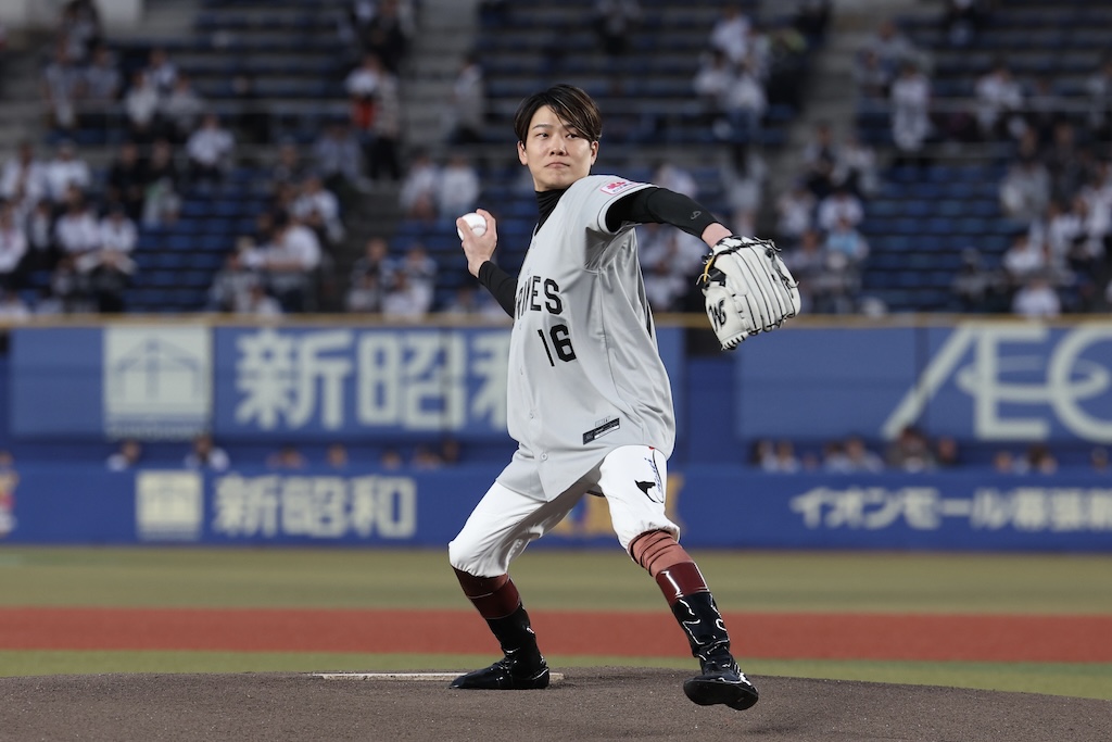 ロッテ、三浦皇成騎手がファーストピッチ「昨年のスプリンターズステークスで勝ったときの馬番の”16″にしてもらいました」