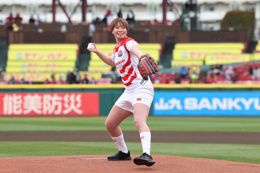 楽天、女子ラグビー日本代表・大塚朱紗が始球式「練習どおり真っすぐ投げることができてよかった」