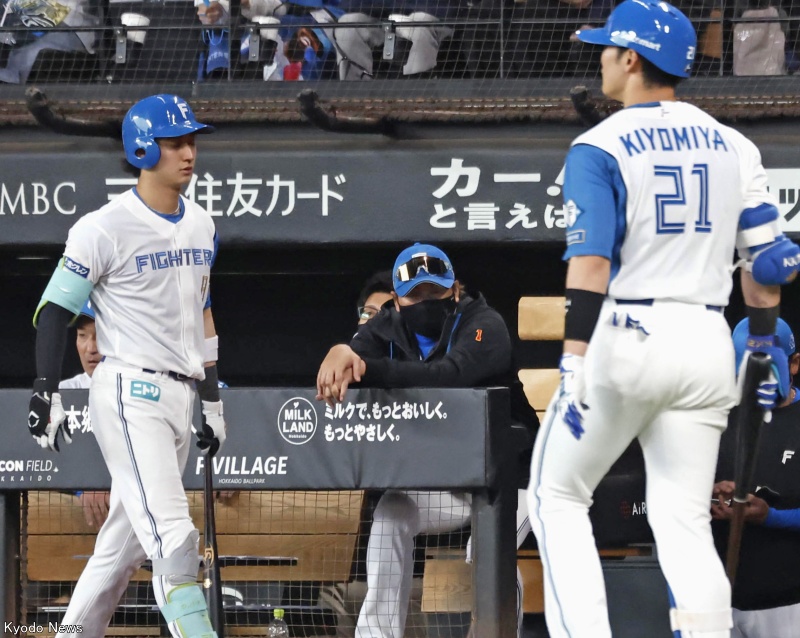 「どう見てもアウト」…日曜午後「日本ハム-西武」のリプレー検証が波紋!? 「インカムが壊れていて…」と邪推するファンも