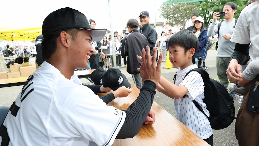 ロッテ、5月6日の楽天二軍戦で試合前練習見学と選手との交流を実施