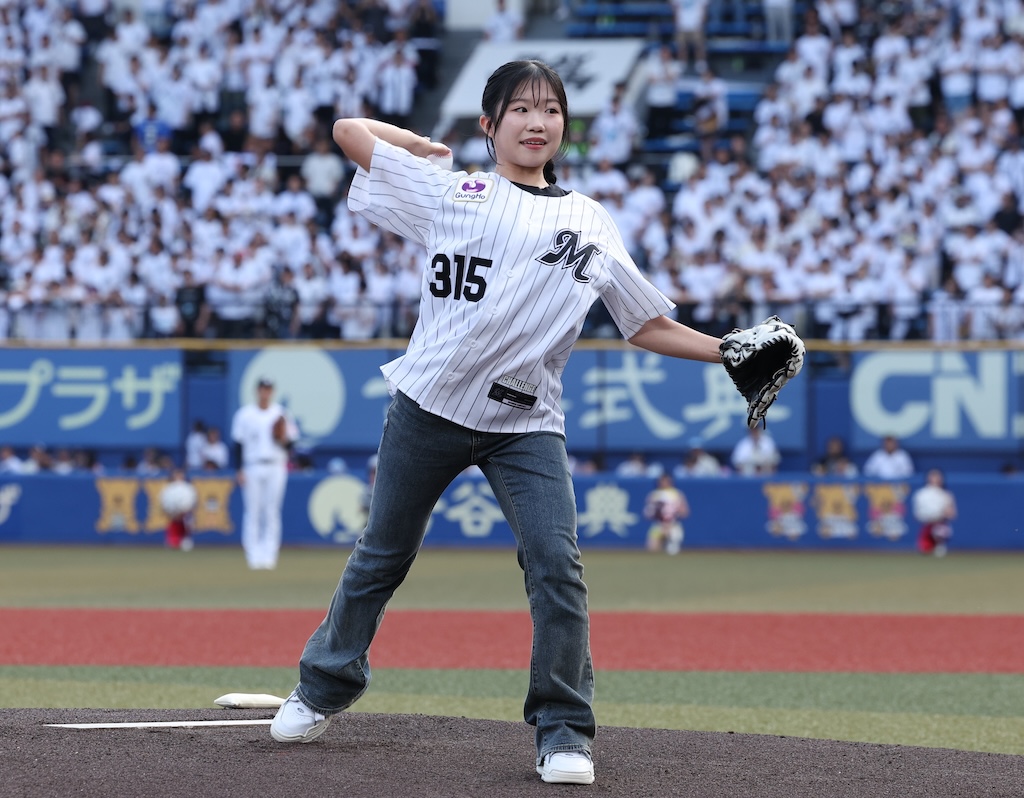 ロッテ、中井亜美が始球式「屋外だったので雰囲気も全然違いました」
