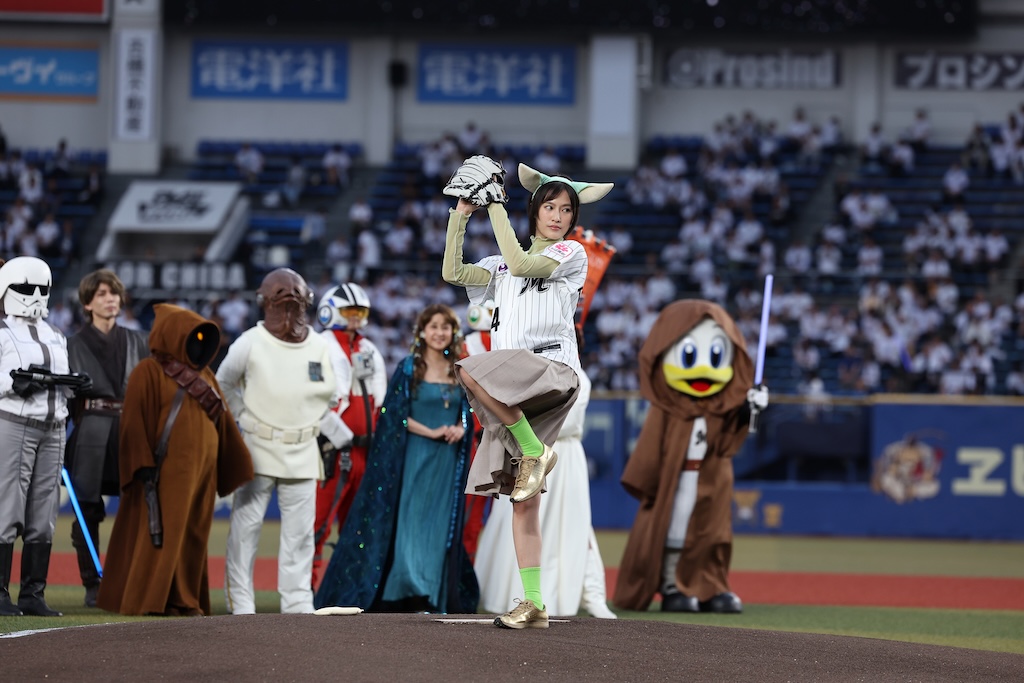 ロッテ、恒松祐里さんがセレモニアルピッチ「80点の内容でした！」
