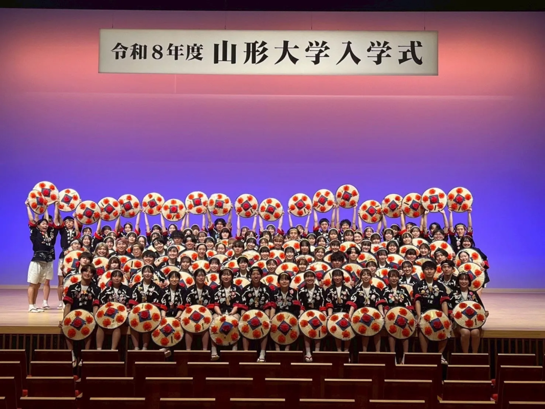 山形大学花笠サークル「四面楚歌」のパフォーマンス
