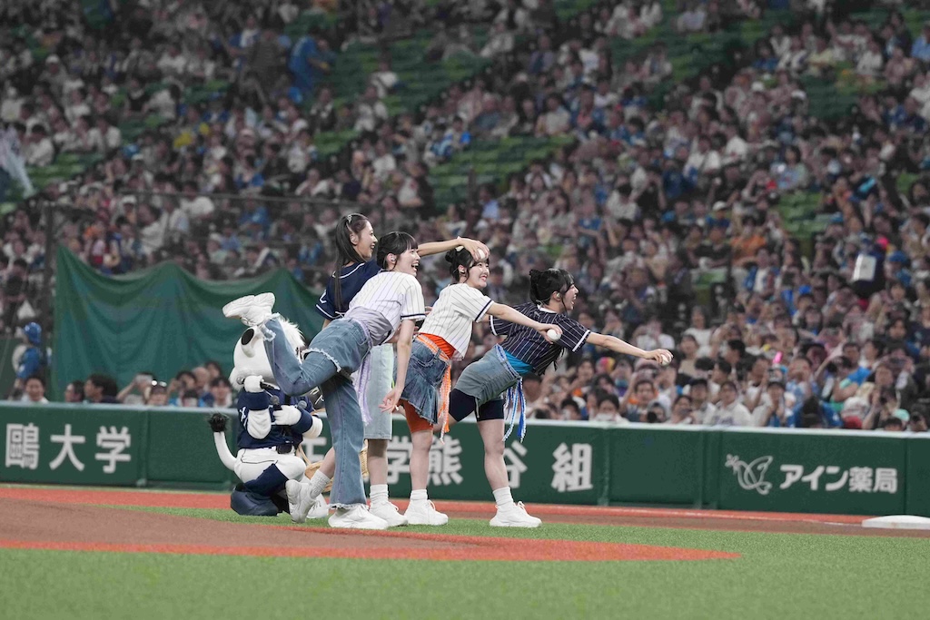 西武、CUTIE STREETの佐野愛花さんと真鍋凪咲さんがセレモニアルピッチ