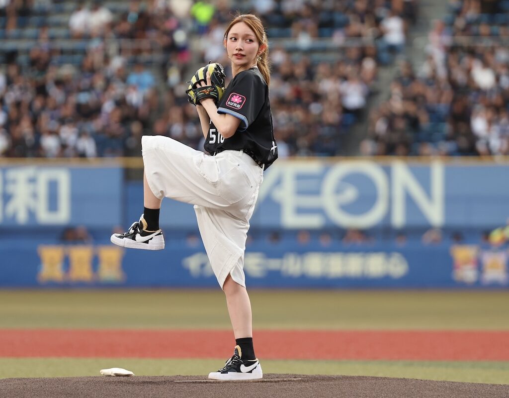 ロッテ、後藤真希さんがセレモニアルピッチ「510点です！」