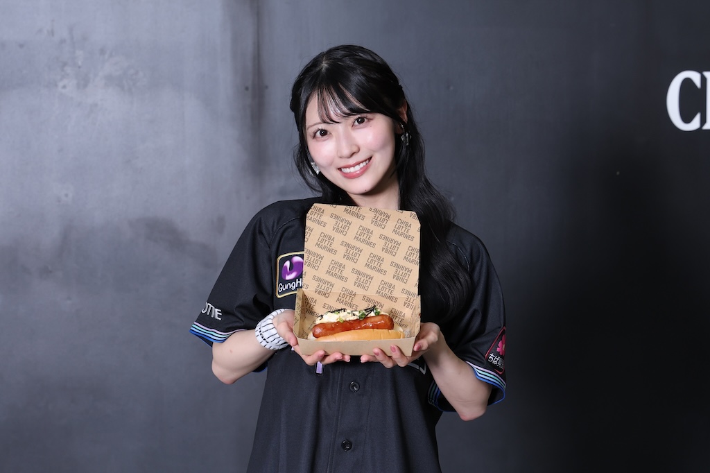 ロッテ、8月9日のオリックス戦でAKB48・佐藤綺星さんのBSWコラボグッズとコラボグルメを発売